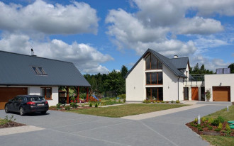 Z katedralnym sufitem i wysokimi przeszkleniam