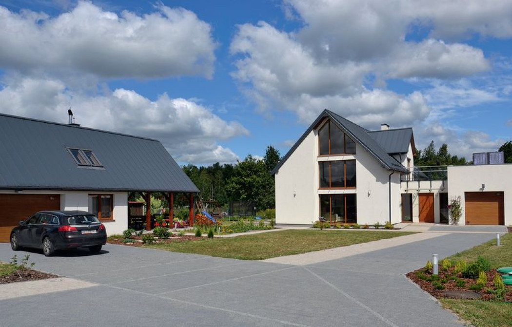 Z katedralnym sufitem i wysokimi przeszkleniam