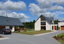 Z katedralnym sufitem i wysokimi przeszkleniam