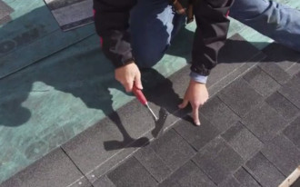 Montaż gontów bitumicznych