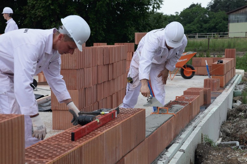 Pustaki ceramiczne łączone na zwykłą zaprawę są nawet dwukrotnie tańsze od tych przeznaczonych do murowania na zaprawę klejową lub piankę. W tych drugich górną i dolną powierzchnię trzeba przeszlifować po wypaleniu.