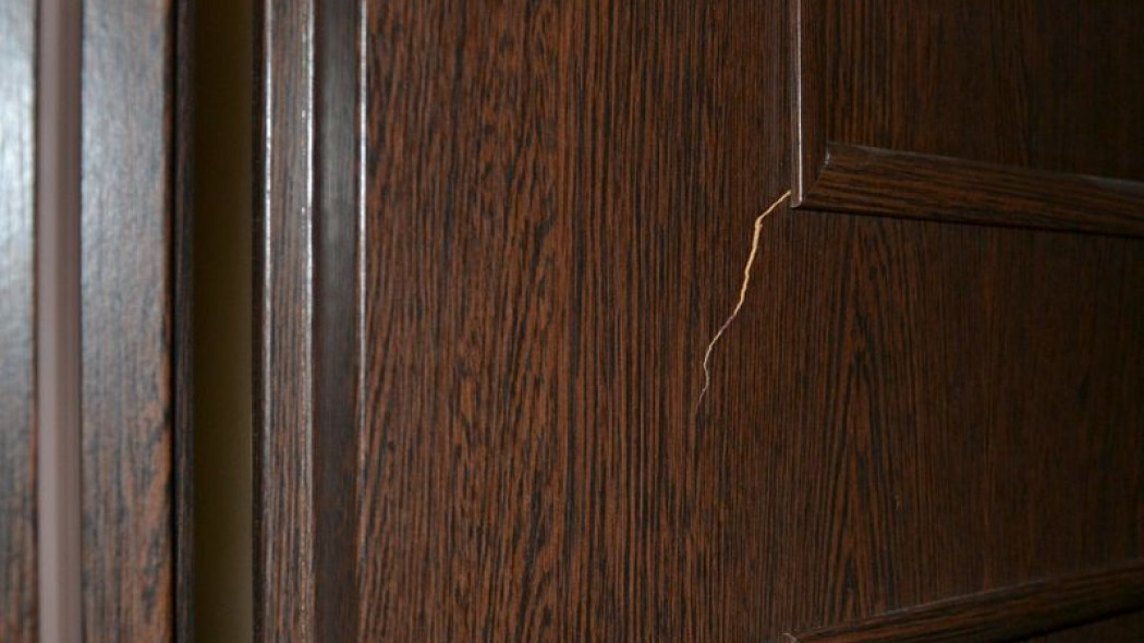 Drzwi z płyty drewnopodobnej - popękała okleina, pojawiły się odpryski
