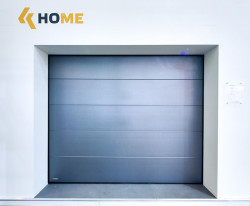 Efektowne wykończenie bramy na ekspozycji targowej zapewniła okleina Antracyt szczotkowany