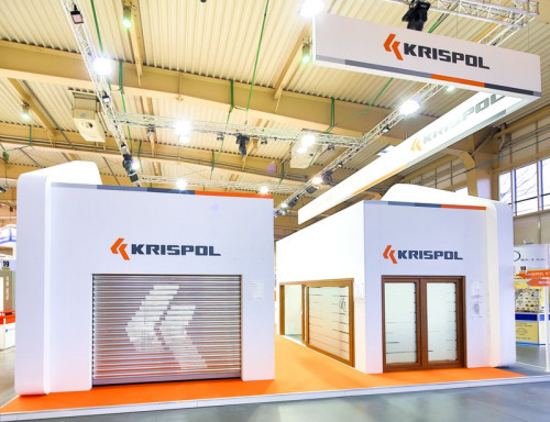 W pełni przeszklona segmentowa brama PANORAMA, a także rolowana &quot;brama z tatuażem&quot;