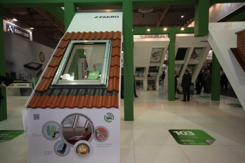 Liczącą blisko 300 metrów kwadratowych ekspozycją FAKRO w tonacji zieleni i bieli podczas tegorocznej BUDMY nagrodzono statuetką Acantus Areus. 