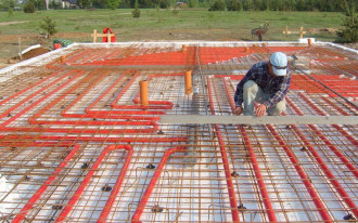 Połączenie płyty fundamentowej z powietrznym systemem ogrzewania