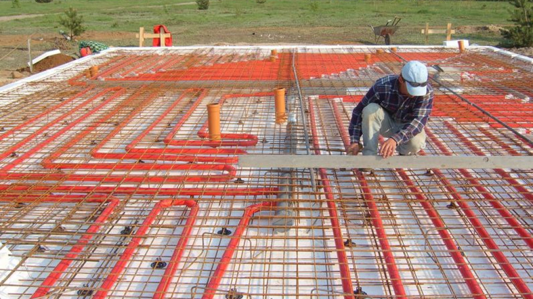 Połączenie płyty fundamentowej z powietrznym systemem ogrzewania