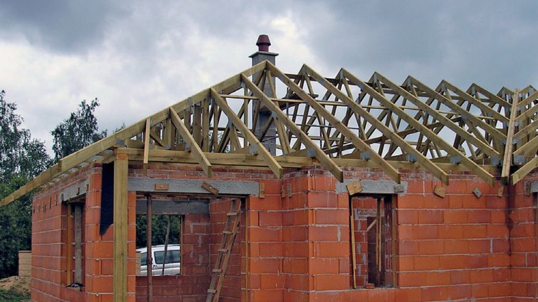 Jakie są zalety prefabrykowanej więźby dachowej?