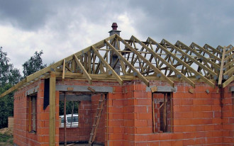 Jakie są zalety prefabrykowanej więźby dachowej?