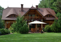 Drewniany dworek z bali