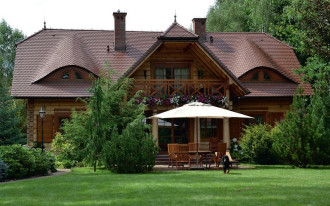 Drewniany dworek z bali