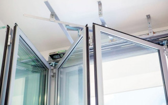 Szklane bramy harmonijkowe marki WIŚNIOWSKI