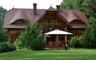 Drewniany dworek z bali