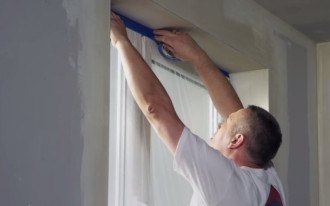 Ręczne nakładanie gładzi gipsowej