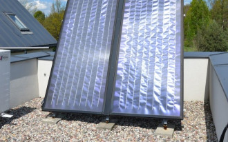 Instalacja solarna na płaskim dachu