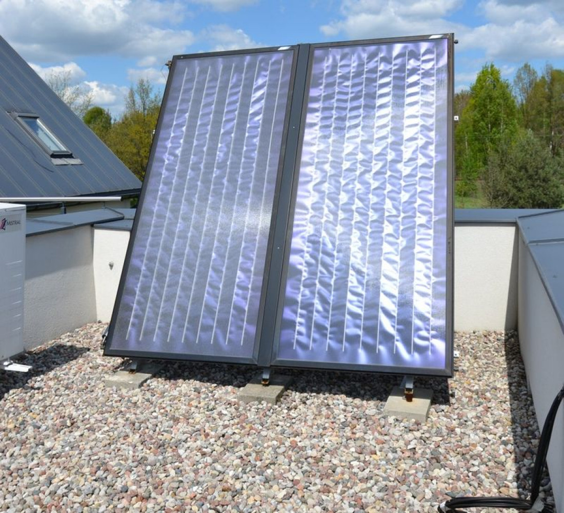 Instalacja solarna na płaskim dachu