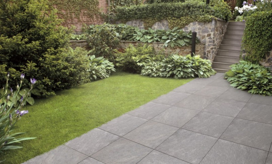 Podłoga i schody z kamienia