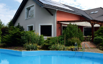 Przydomowy odkryty basen ogrzewany solarami