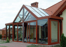 Obróbki blacharskie wykonuje się na samym końcu - po postawieniu i zamocowaniu konstrukcji ogrodu zimowego