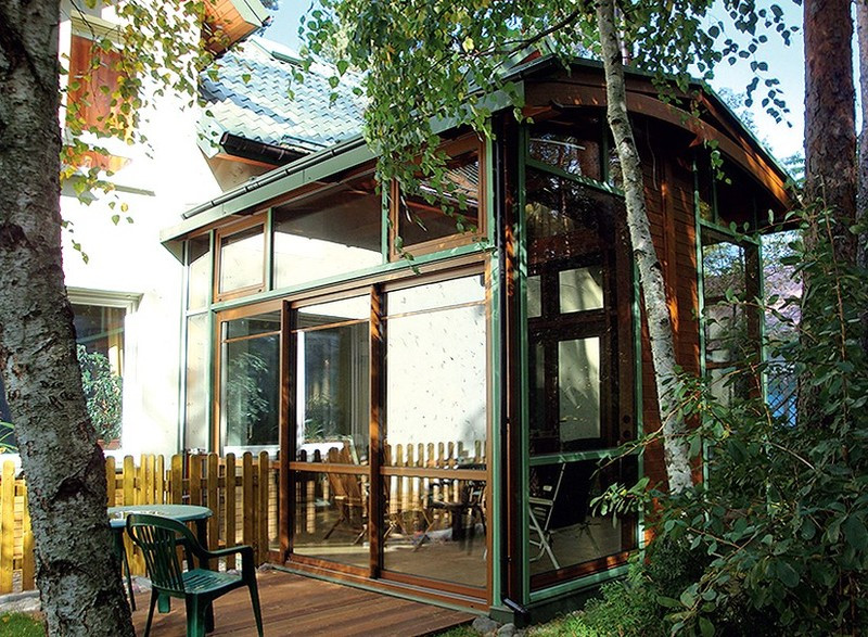 Obróbki blacharskie wykonuje się na samym końcu - po postawieniu i zamocowaniu konstrukcji ogrodu zimowego