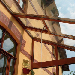 Okno dachowe otwierane uchylnie za pomocą teleskopowego przedłużacza