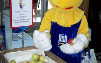 Grupa PSB częstuje jabłkami