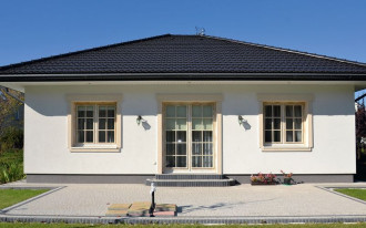 Pierwszy z dwóch, na dużej działce