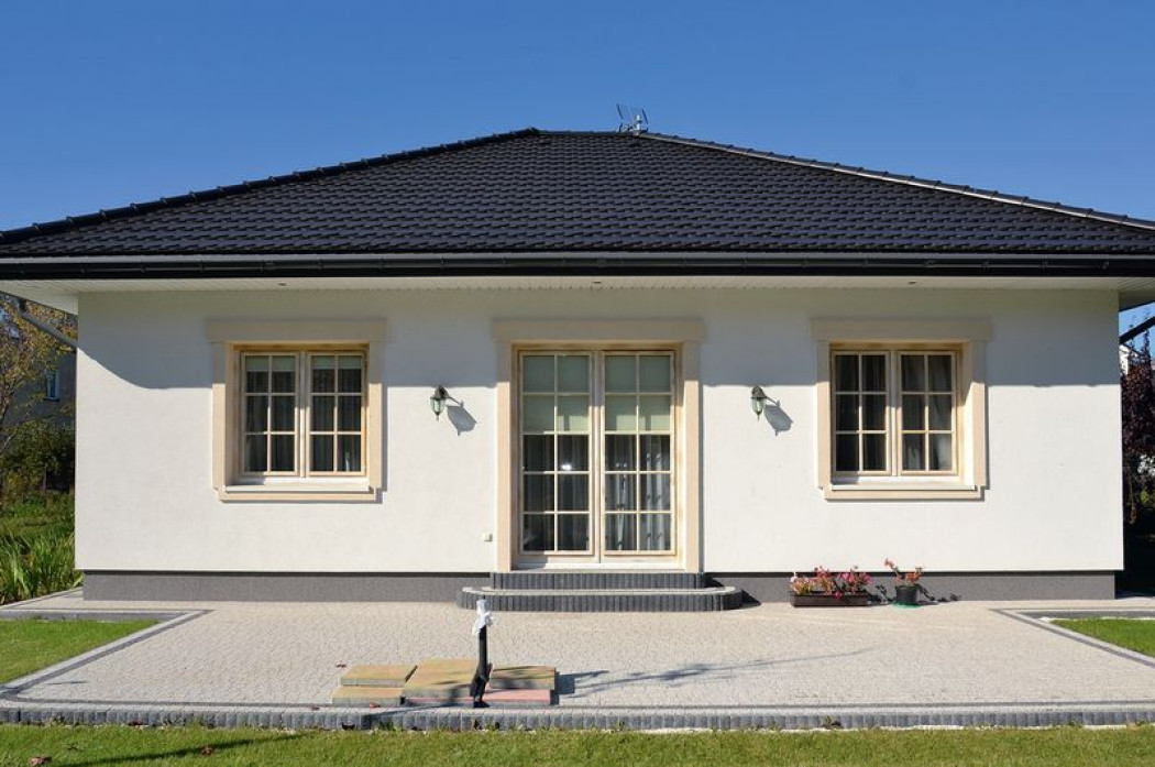 Pierwszy z dwóch, na dużej działce