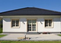 Pierwszy z dwóch, na dużej działce