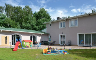 Z krytą pływalnią