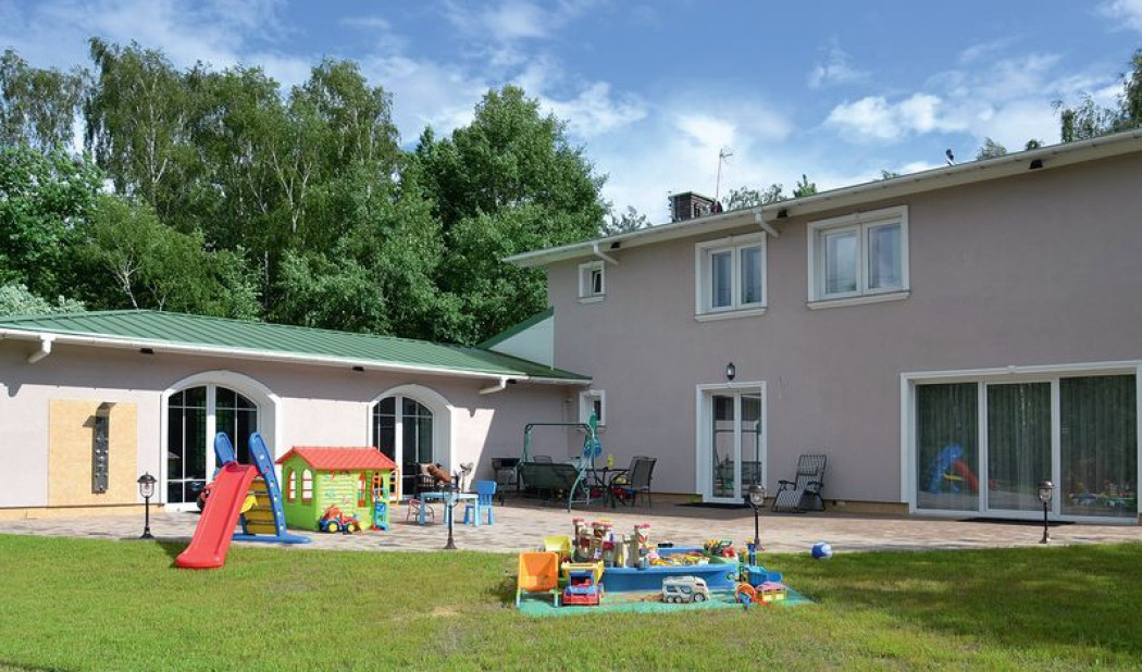 Z krytą pływalnią