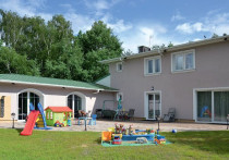 Z krytą pływalnią