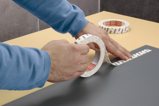 Sposobem na zamontowanie mniejszych luster są specjalne taśmy klejące