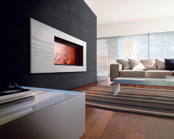 Wkład kominkowy Forma 115 w ceramicznej obudowie Monet marki MCZ, dostępnej w trzech rozmiarach (najmniejszy 139,6 x 73 cm).