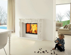 Klasyczny portal w połączeniu z nowoczesnym dwustronnym wkładem kominkowym Nova Exlusive 80 x 64 S II marki Austroflamm