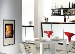 Kominek z wkładem Renova marki Spartherm. Oferowany w wersji B-air (do ogrzewania powietrzem) i B-H2O (z płaszczem wodnym).