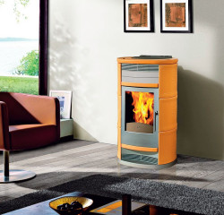 Piecyk na pellety z linii Prestige marki Edilkamin, z płaszczem wodnym, wykończony ceramiką