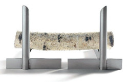 Stalowy stojak na drewno marki Conmoto, może być umieszczony wewnątrz kominka