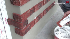 Układanie płytek cegłopodobnych na elewacji