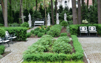 Geometryczny, bez trawnika