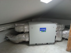 Centrala wentylacyjna znajduje się na ogrzewanym nieużytkowym strychu