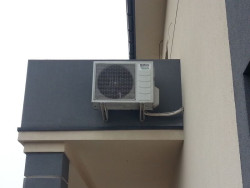 Jednostka zewnętrzna połączona z chłodnicą, zamontowana na północnej ścianie domu