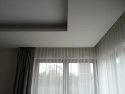 Nawiewniki szczelinowe o dł. 1 m, umieszczone w salonie i w sypialniach między oknem i podwieszanym sufitem, są niewidoczne