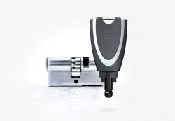 Klucz blueSmart Activ może działać jako programator lub ładowarka wkładek elektronicznych