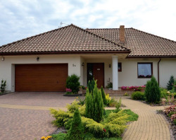 Pierwsi właściciele domu wysunęli do przodu pierwotną bryłę garażu, powiększając go o 4 m2. Wydłużyli front budynku, co pozwoliło powiększyć kuchnię i jadalnię. Zmiany poprzedników Delfina i Andrzej uznali za dobre, bo poprawiły funkcjonalność budynku. Od siebie dodali nawierzchnie utwardzone kostką