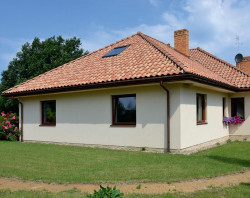 Tył budynku ze strefą sypialni. Rozłożysty dach, pokryty ceramiczną dachówką sprowadzoną z Prowansji, właściciele zamierzają oczyścić z mchu (pojawił się na północnej połaci), a potem zaimpregnować. Planują wyremontować plastikowe rynny i dodać przy tarasie brakującą rurę spustową