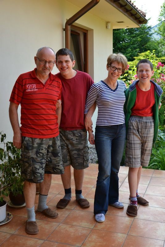 Właściciele domu, Delfina i Andrzej, wraz z synami
