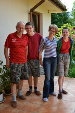 Właściciele domu, Delfina i Andrzej, wraz z synami