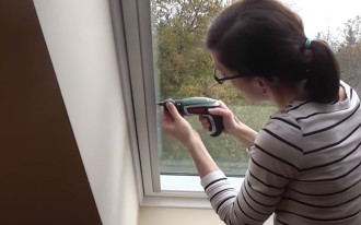 Montaż rolety w oknie dachowym