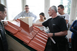 Po zwiedzeniu fabryki i szkoleniu teoretycznym każdy z uczestników miał możliwość samodzielnego wykonania obróbki komina z użyciem taśmy Wakaflex 2